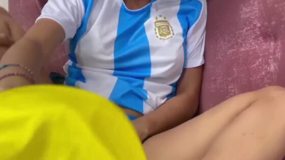 Follo Mi Hermanastro Mientras Ve El Partido