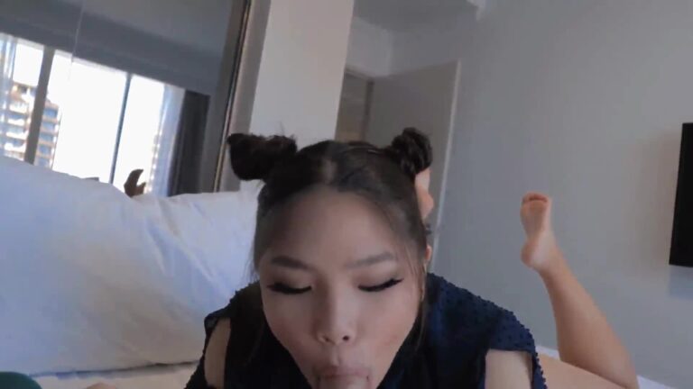 Princess Lea Hairbuns Sucks Big Dick